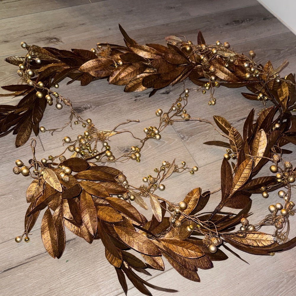 LCopper Laurel Leaf Garland with Gold Beaded Garland – Elegant Holiday Décor
